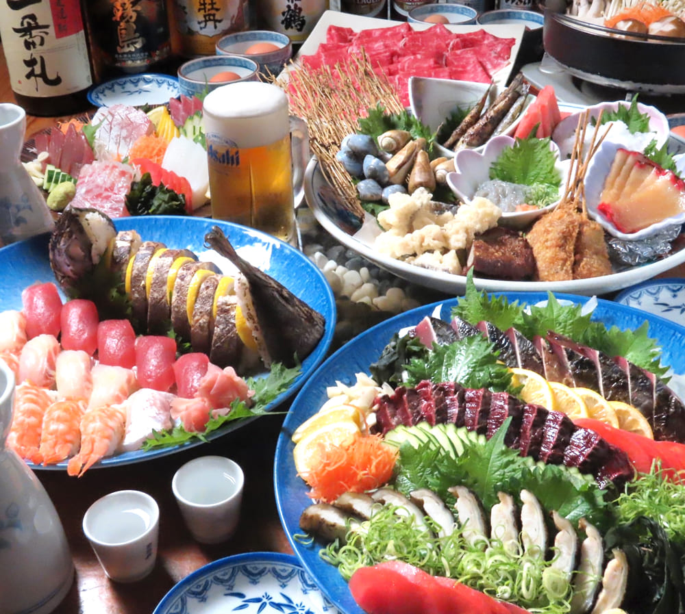 刺身や寿司、鍋料理などが並ぶ龍馬コース料理